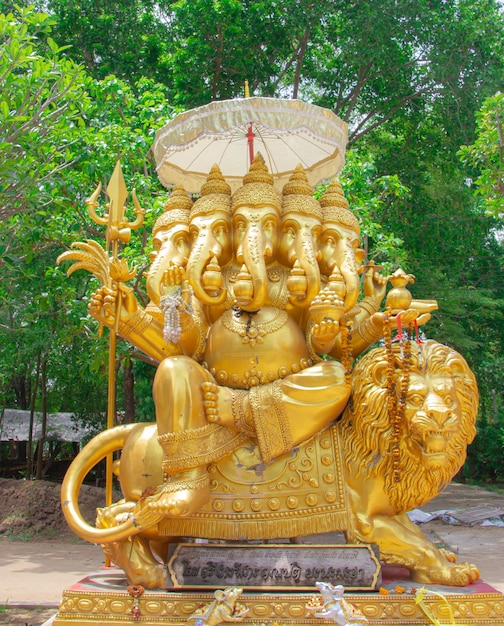 Estatua dorada de ganesha Es venerada por quienes la ven en la religión es una escultura de estilo asiático