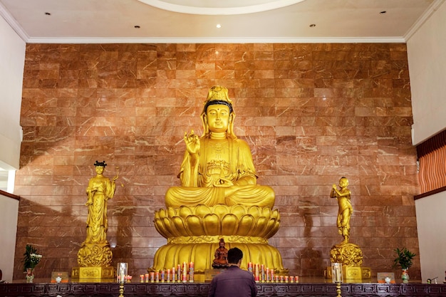 la estatua dorada de kwan-yin en la iglesia en la isla de batam