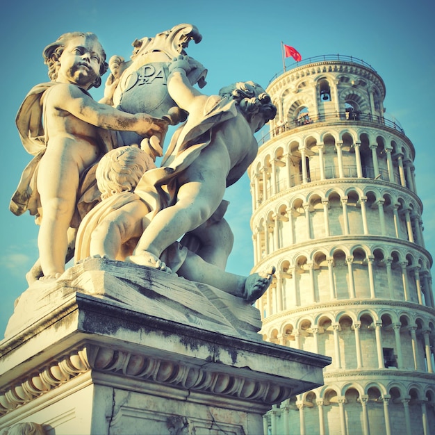 Estátua dos anjos na Praça dos Milagres em Pisa e na Torre Inclinada de Pisa, Itália