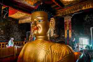 Foto estátua dourada de buda no mosteiro leh ladakh de shey