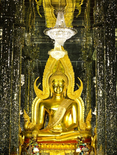 Foto estátua dourada de buda no vidro da catedral, templo em uthai thani