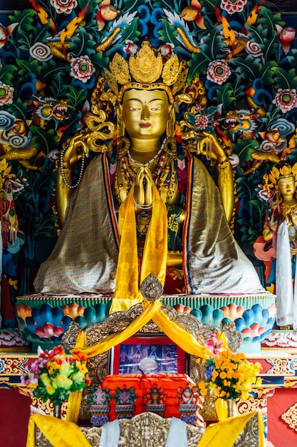 Estátua dourada de lord buddha no estilo butanês dentro do monastério butanês real em bodh gaya, bihar, índia.