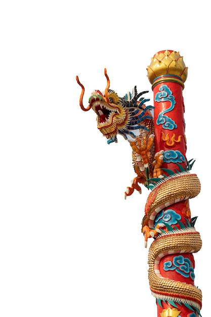 Foto estatua de dragón aislada sobre fondo blanco en la provincia de tak tailandia con trazado de recorte