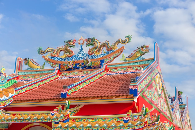 Estatua de dragón de oro en el techo público Santuario, Tailandia