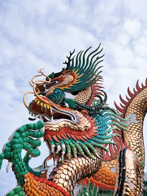 Estatua del dragón en el parque público.