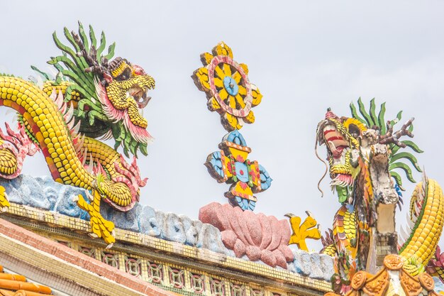 Estatua del dragón en el santuario