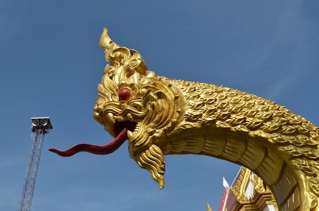 Estatua del dragón tailandés, rey de Naga con tres cabezas en Tailandia