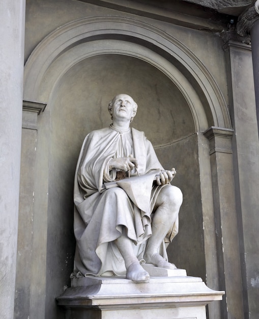 Estatua en el Duomo Santa Maria Del Fiore y el Campanile. Florencia. Interior Interior. Italia