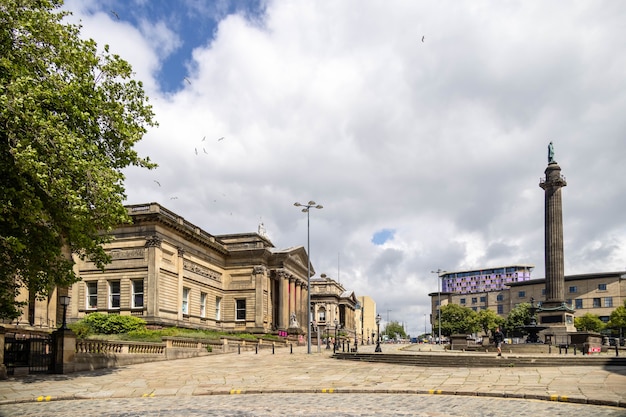 Estatua del duque de Wellington en una columna fuera de County Sessions House en Liverpool