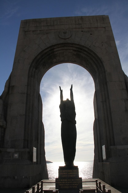 Foto estátua e arco