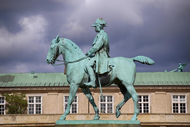 Estatua ecuestre de Christian IX cerca del Palacio de Christiansborg Copenhague Dinamarca