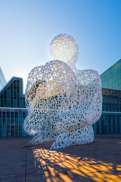 Foto estatua de un edificio contra un cielo azul claro