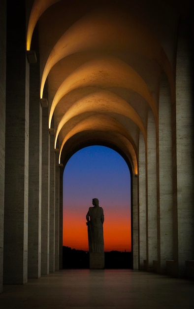 Estatua en el edificio contra el cielo