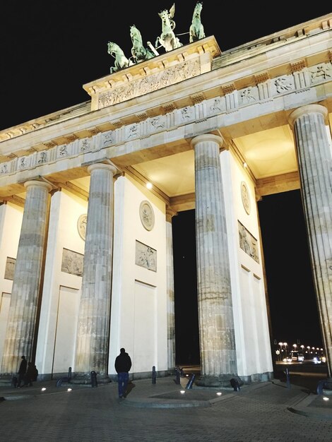 Foto estatua del edificio histórico por la noche