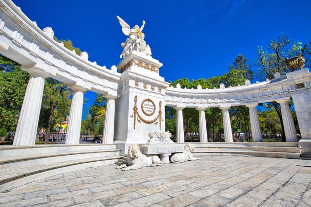 Foto estatua de un edificio histórico