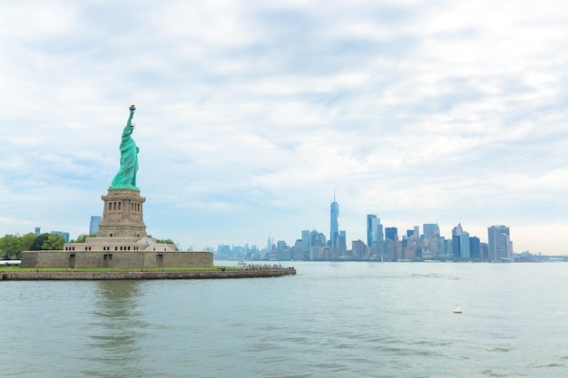 Foto estatua de edificios contra el cielo en la ciudad