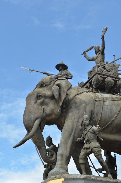 La estatua del elefante en el cielo azul