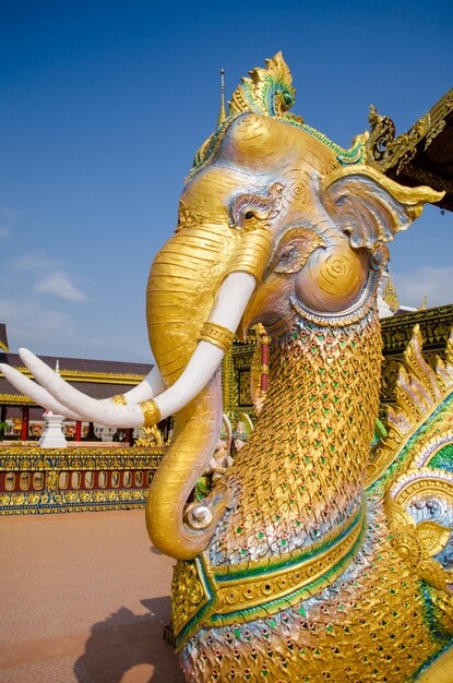 Estatua de elefante dorado