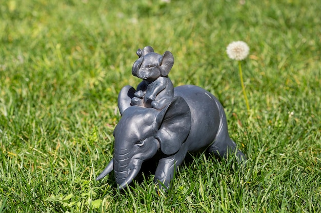 Estatua de elefante en un jardín