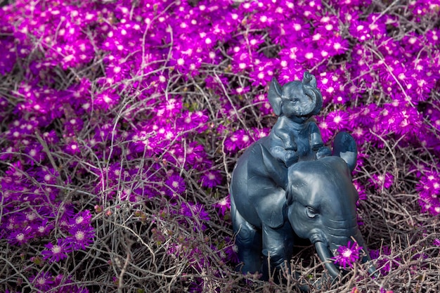 Estatua de elefante en un jardín.