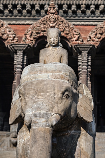 Estatua de elefante de piedra en Katmandú