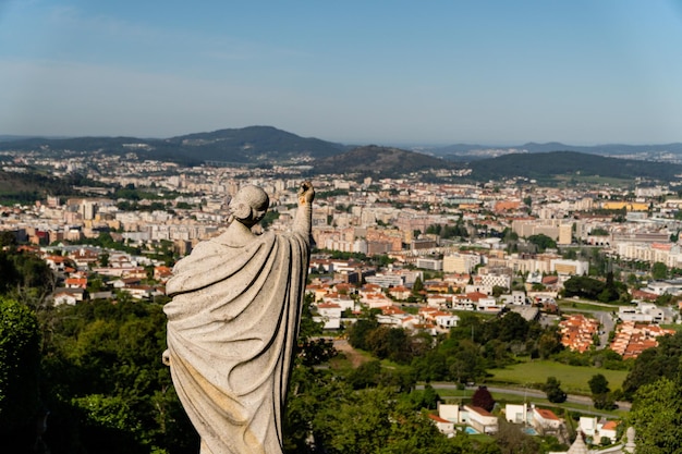 Foto estátua em frente ao bom jesus do monte em braga, portugal