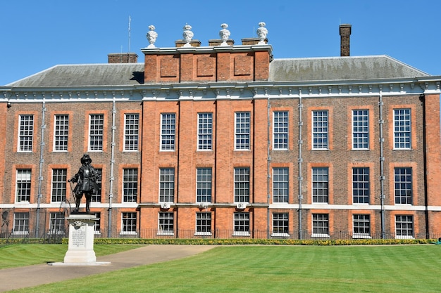 Estátua em frente ao Palácio de Kensington em Londres