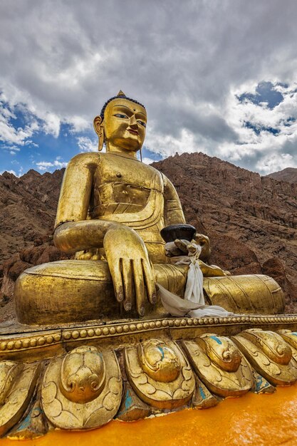 Foto estátua em hemis gompa