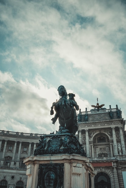 Estatua del emperador José II Palacio Hofburg Viena Austria