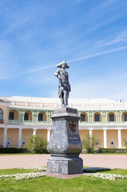 Estatua del emperador Pablo el primero frente al Palacio de Pavlovsk en un día soleado