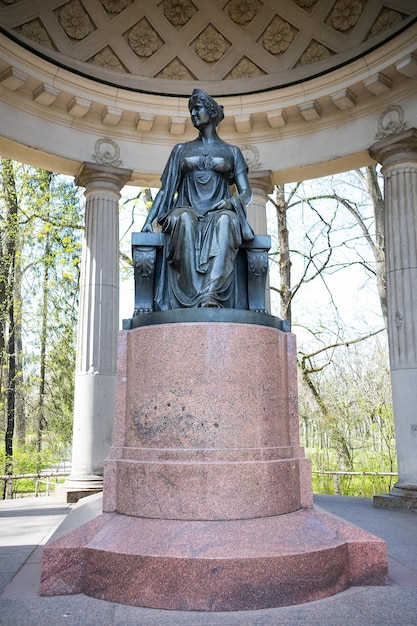 Estatua de la emperatriz María Feodorovna en el parque Pavlovsk San Petersburgo Rusia Mayo 2022