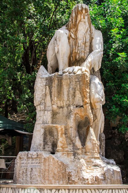 Estatua en la entrada a la cueva de la gruta de Jeita en Jounieh, Líbano