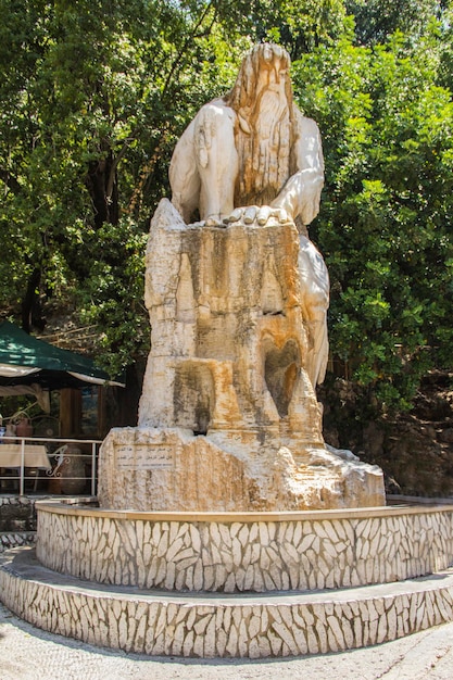 Estatua en la entrada a la cueva de la gruta de Jeita en Jounieh, Líbano