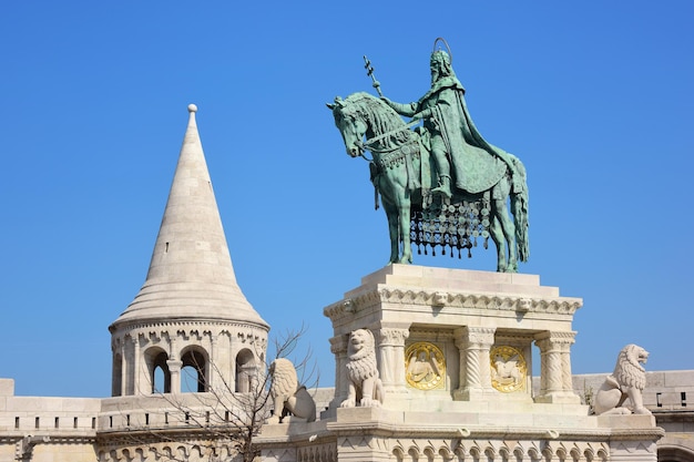 Foto estátua equestre de bronze de santo estêvão no famoso bastião de pesca em budapeste, na hungria