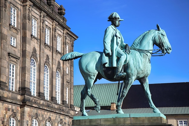 Estátua equestre de Christian IX perto do Palácio de Christiansborg Copenhaga Dinamarca