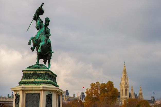 Estátua equestre do memorial do arquiduque Charles e da prefeitura em um dia nublado em Viena, Áustria