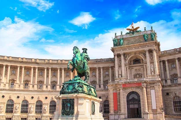 Estátua equestre do príncipe Eugene de Savoy em frente à Biblioteca Nacional da Áustria em Viena