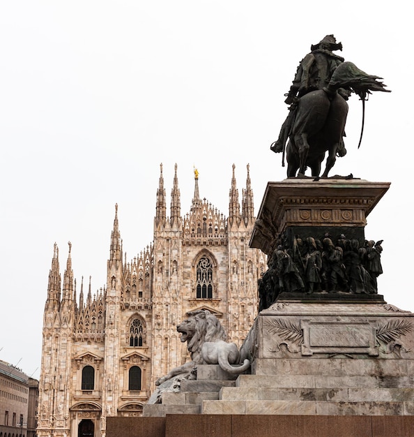 Estátua equestre do Rei Vittorio Emanuel II e a Catedral de Milão em Milão, Itália