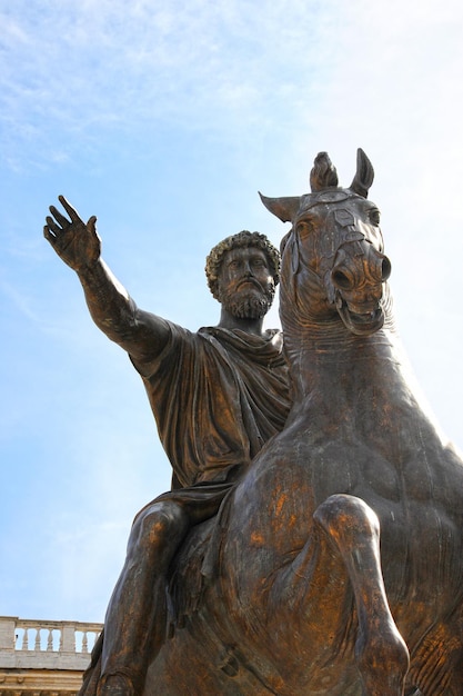 Estátua equestre romana de bronze do imperador Marcus Aurelius contra o céu azul Roma Itália