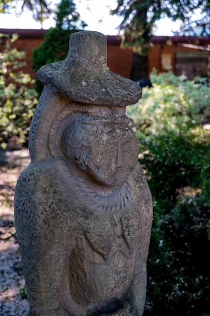 Estatua de la estatua del ídolo en el fondo de la naturaleza