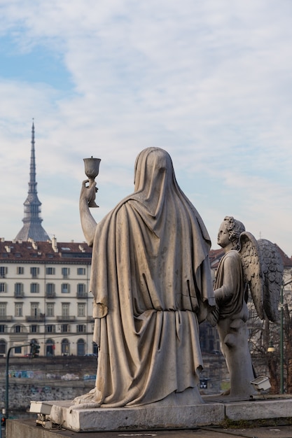 Estatua de la Fe con el Santo Graal - ubicada frente a la Iglesia Gran Madre