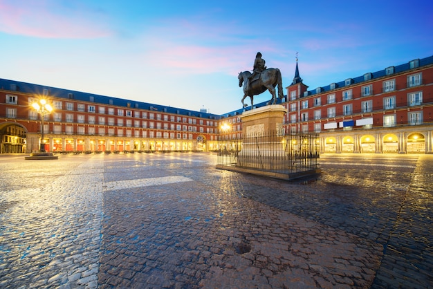 Estatua de Felipe III en la Plaza Mayor. Edificio histórico en la zona de la Plaza Mayor de Madrid, Sp.