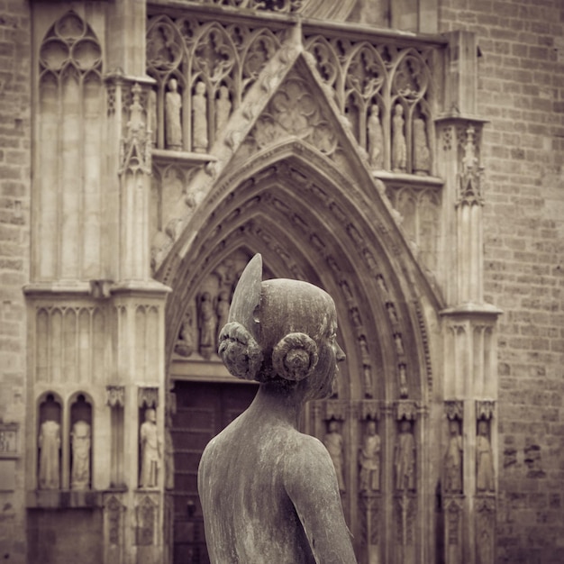 Foto estátua feminina do lado de fora do edifício histórico