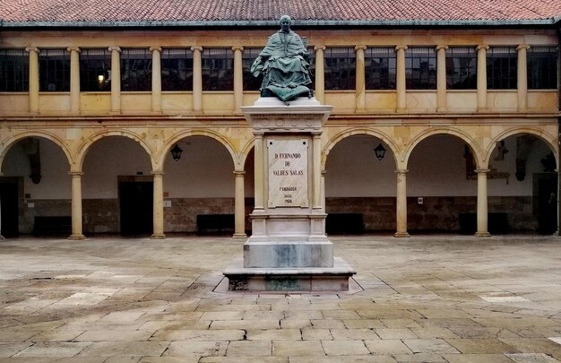 Foto estatua de fernando de valdes salas en el claustro de la universidad de oviedo en asturias españa