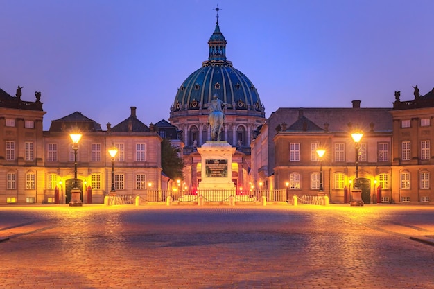 Estatua de frederick v en el centro de la plaza del palacio de amalienborg y el palacio de amalienborg en copen