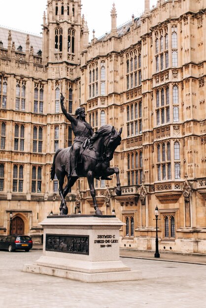 Foto estatua frente al edificio histórico