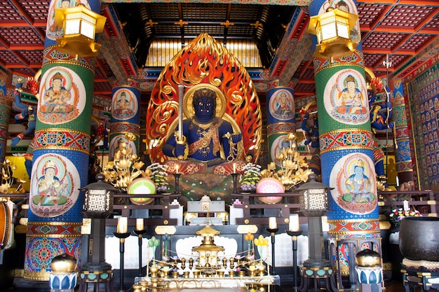 Foto estatua de fudo myoo o acala en daitou o pagoda de la gran paz para los japoneses que visitan y rezan el templo naritasan shinshoji en la ciudad de chiba el 31 de marzo de 2019 en tokio japón