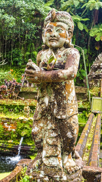 Estatua con una fuente detrás en el templo de Kwai Sebatu en Bali