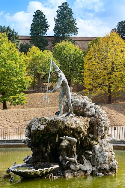 Foto estatua de la fuente en los jardines de boboli florencia italia