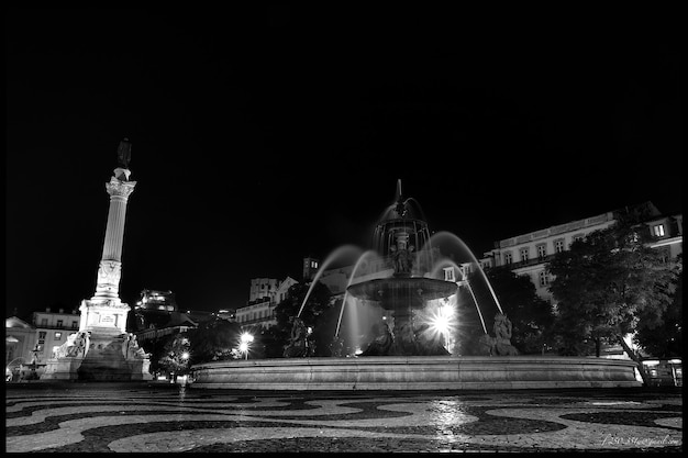 Foto estatua de la fuente por la noche